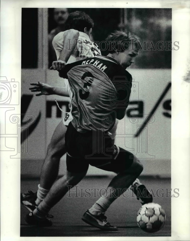 1990 Press Photo Dennis Mepham Tries to Break Away from Jan Gossens During Game - Historic Images