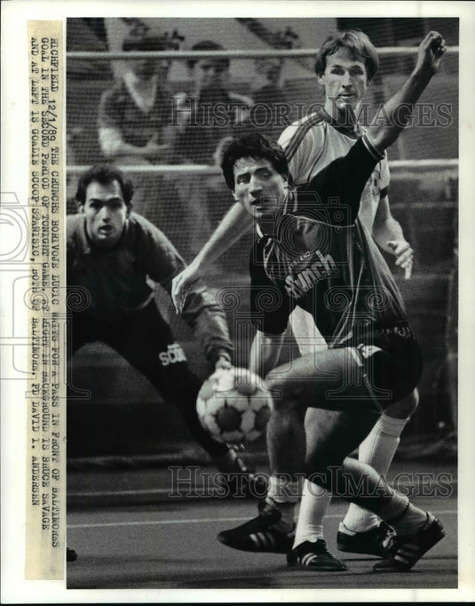 1989 Press Photo Crunchs Borivoje Lucic waits for a pass in front of Goal. - Historic Images