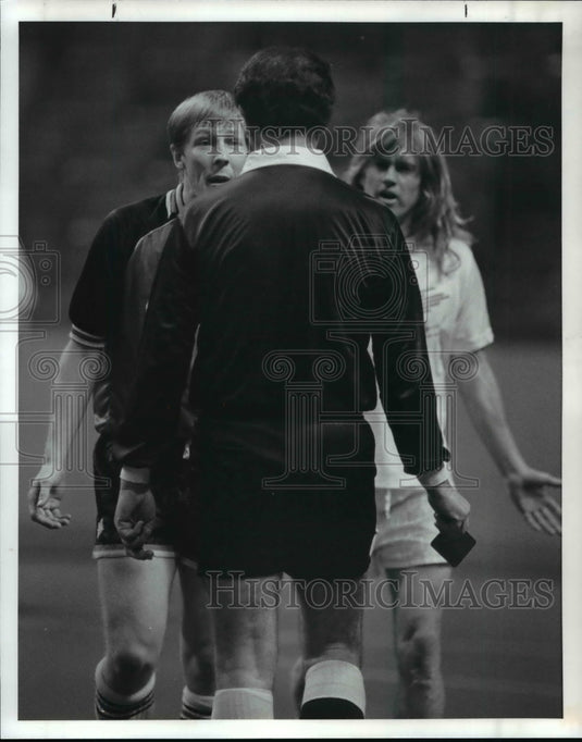 1990 Press Photo Kai Haaskivi, protests unsportsmanlike conduct call - cvb53325 - Historic Images