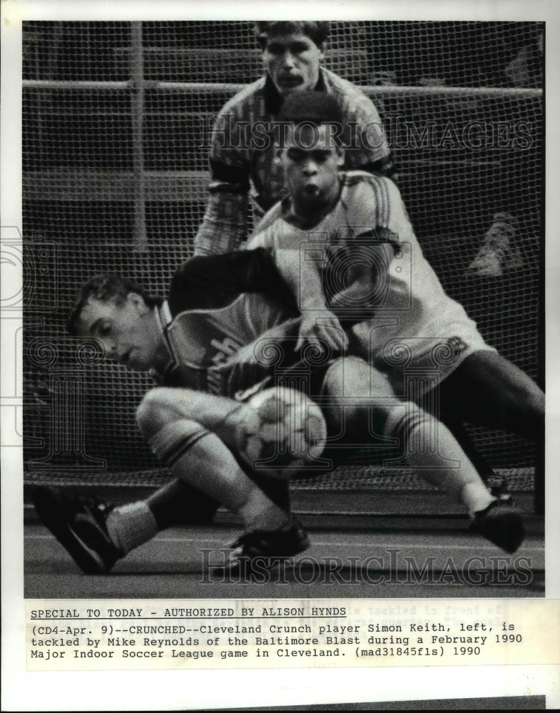 1990 Press Photo Crunch player Simon Keith,tackled by Mike Reynolds of Blast - Historic Images