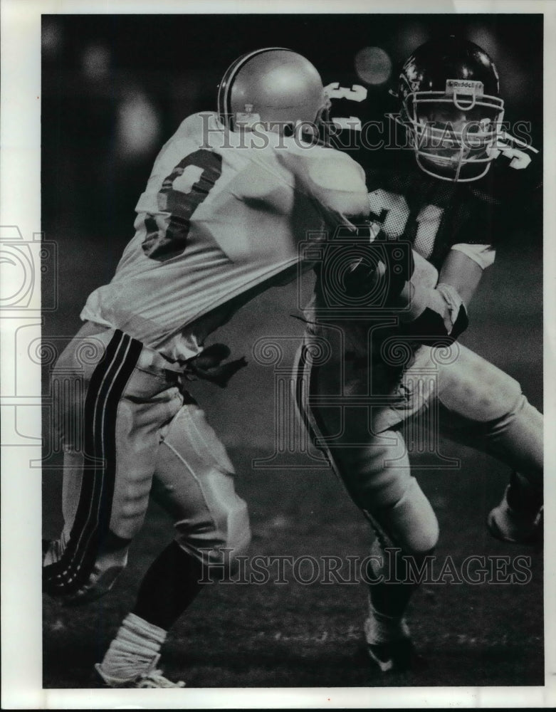 1990 Press Photo Ken Walter After Catching Pass While Chad Green Moves In - Historic Images