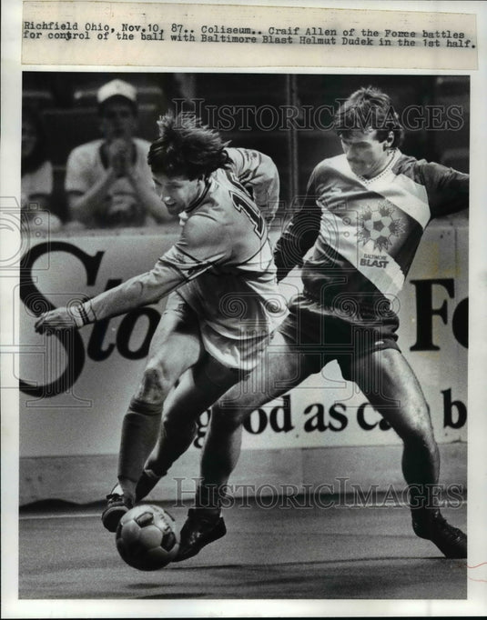 1987 Press Photo Craif Allen of the Force battles Blast's Helmut Dudek.- Historic Images