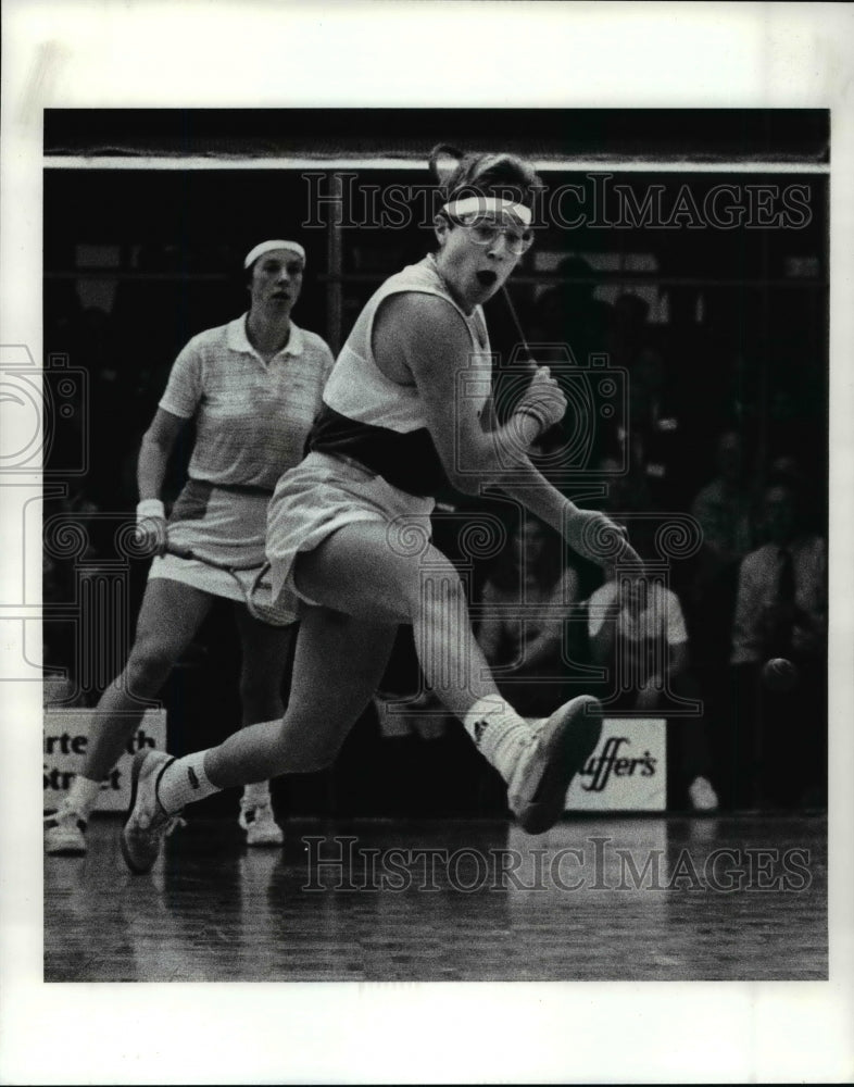 1986 Press Photo Alicia McConnell returns a shot against Sue Cogswell. - Historic Images