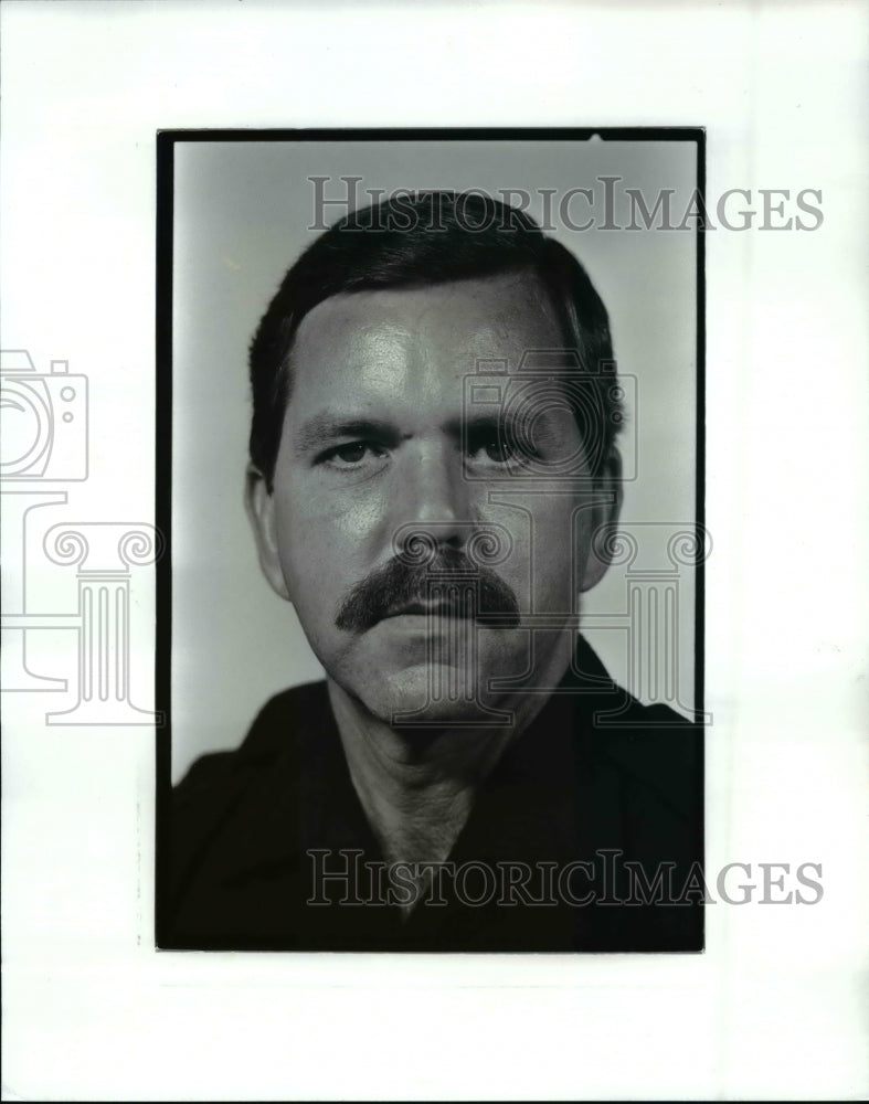 1986 Press Photo Guest sports columnist Sgt Tom Horan of the Cleveland Police - Historic Images