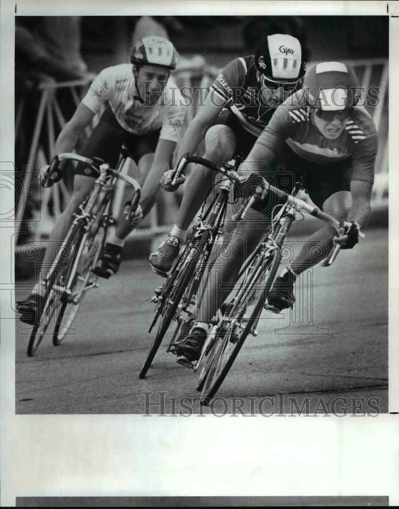 1989 Press Photo: Top three finishers in category three vie for lead on last lap - Historic Images