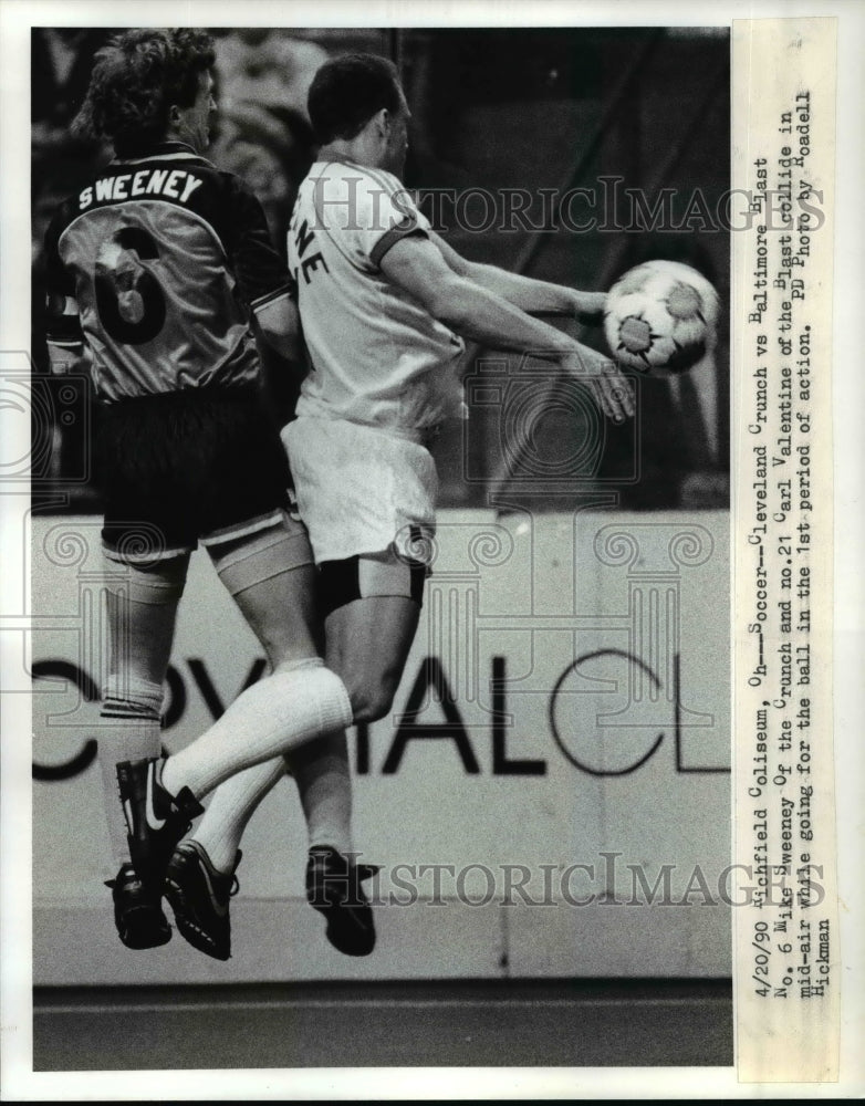 1990 Press Photo Crunch&#39;s Mike Sweeney &amp; Blast&#39;s Carl Valentine collide mid-air - Historic Images