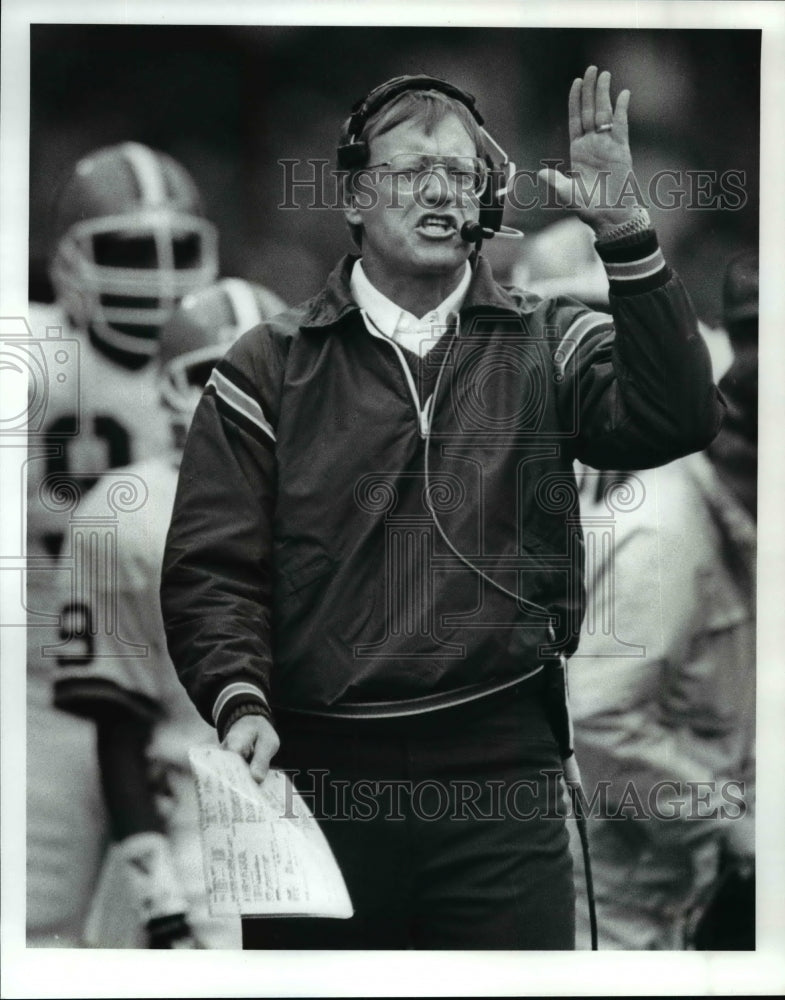 1988 Press Photo Coach Marty Schottenheimer is not pleased with referees call - Historic Images