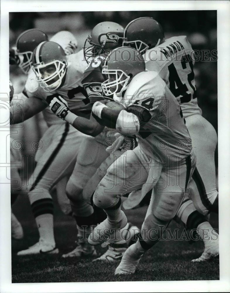 Press Photo Ernest Byner cut to the outside around his blocking - cvb53606 - Historic Images