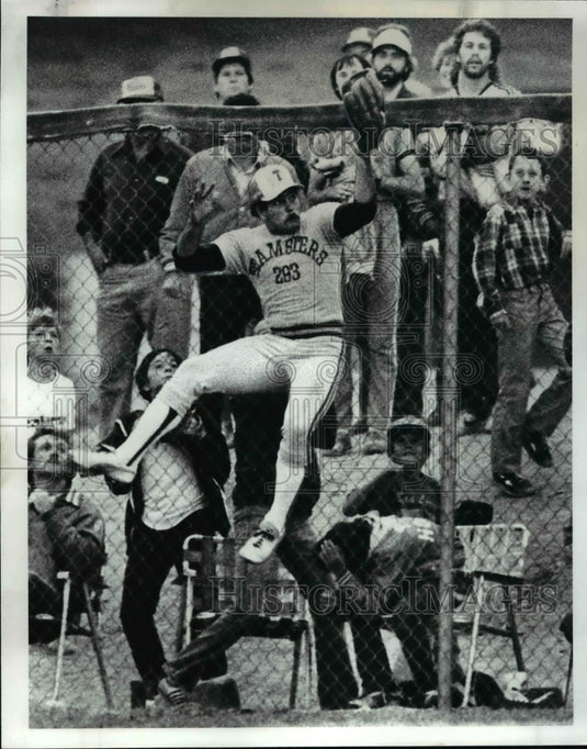 1982 Press Photo Mike Campo, left center fielder leaps high to steal a homerun - Historic Images