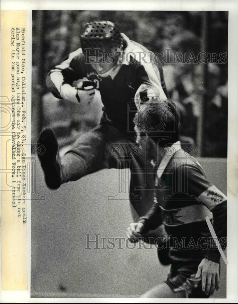 1983 Press Photo San Diego Sockers goalie Alan Mayer vs Cleveland Force - Historic Images