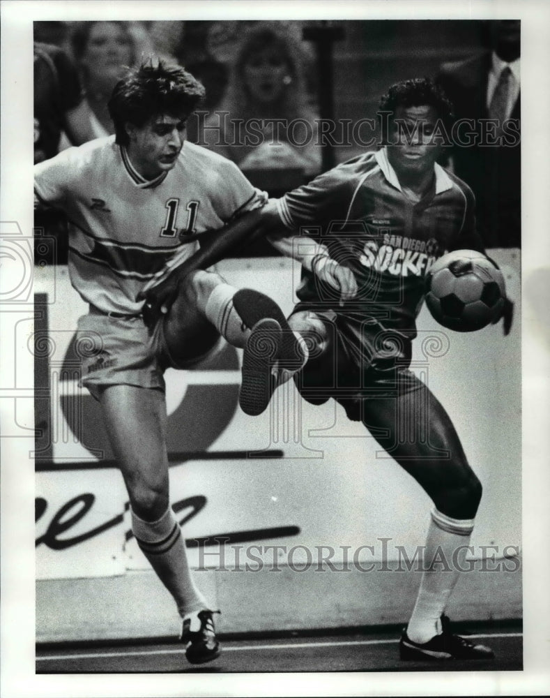 1987 Press Photo Gino DiFlorio fight control for the ball with Ade Cocker - Historic Images