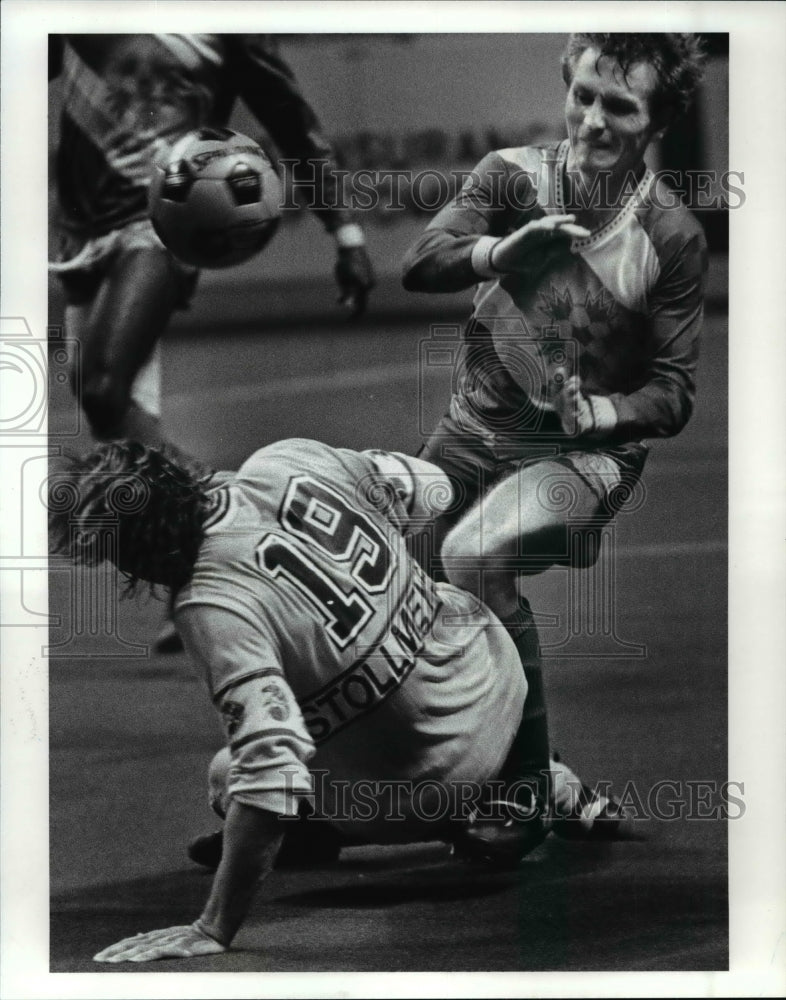 1987 Press Photo John Stollmeyer of the Force kicks the ball away - cvb53682- Historic Images