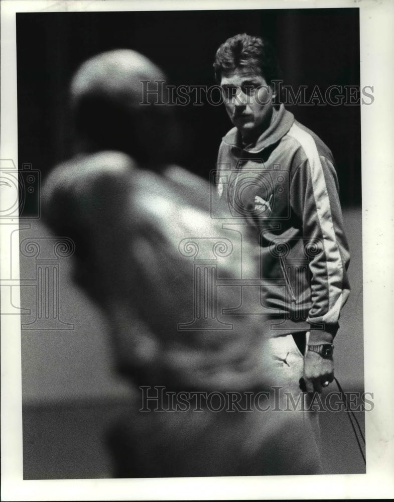 1985 Press Photo Force coach Timo Liekoski watches his players during a workout. - Historic Images