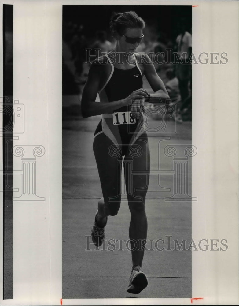 1991 Press Photo Kim Weaver comes in the Women&#39;s 1st place, Avon Lake Biathlon - Historic Images