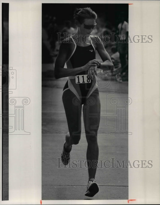 1991 Press Photo Kim Weaver comes in the Women's 1st place, Avon Lake Biathlon - Historic Images