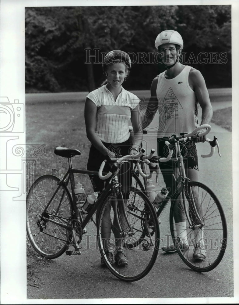 1988 Press Photo Triathlon Bikers, L-R: Lesli Elia and Scott McGill - cvb53729 - Historic Images