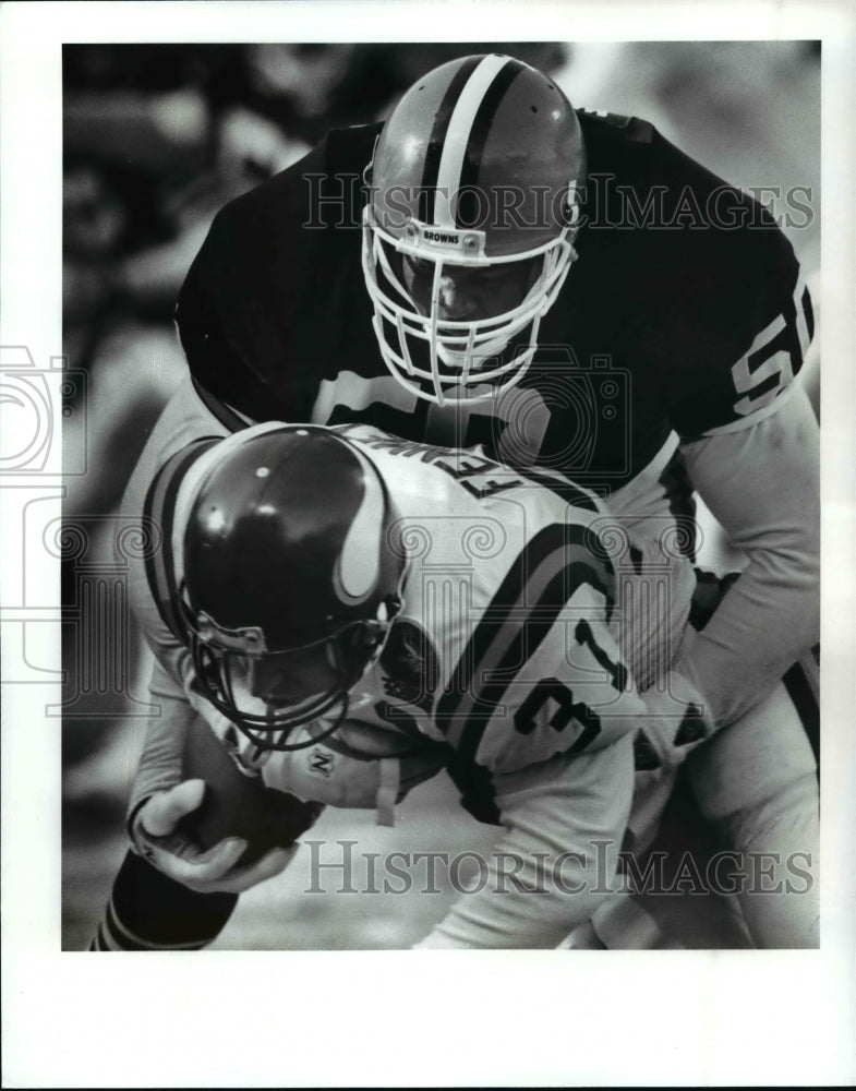 1989 Press Photo 1st quarter-Cleveland&#39;s Van Walters buries Vikings running back - Historic Images
