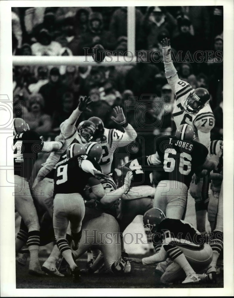 1989 Press Photo Matt Bahr kicks 32 yard field goal to tie the game at 17-17- Historic Images