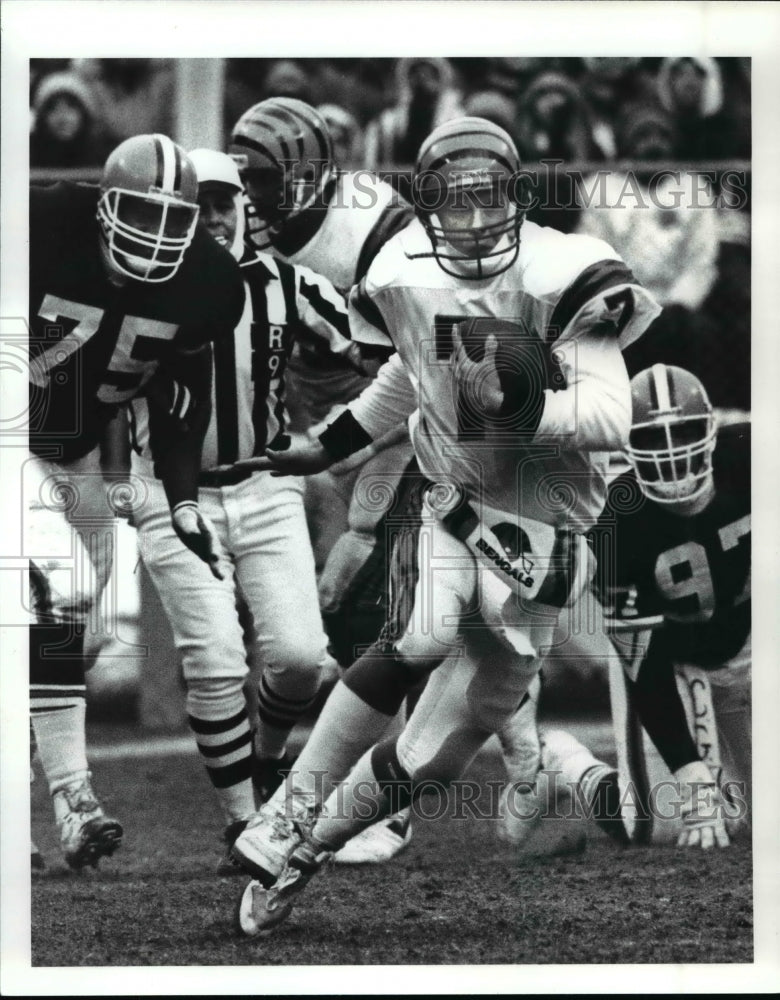 1989 Press Photo Boomer Esison runs for 11 yard gain in 1st quarter. - cvb53783 - Historic Images