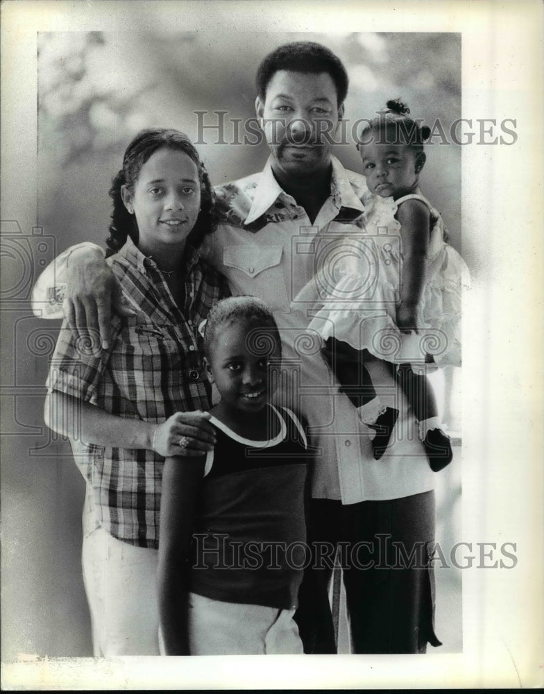 1979 Press Photo Cliff Johnson, wife Pamela and daughters Antoinette and Dana. - Historic Images