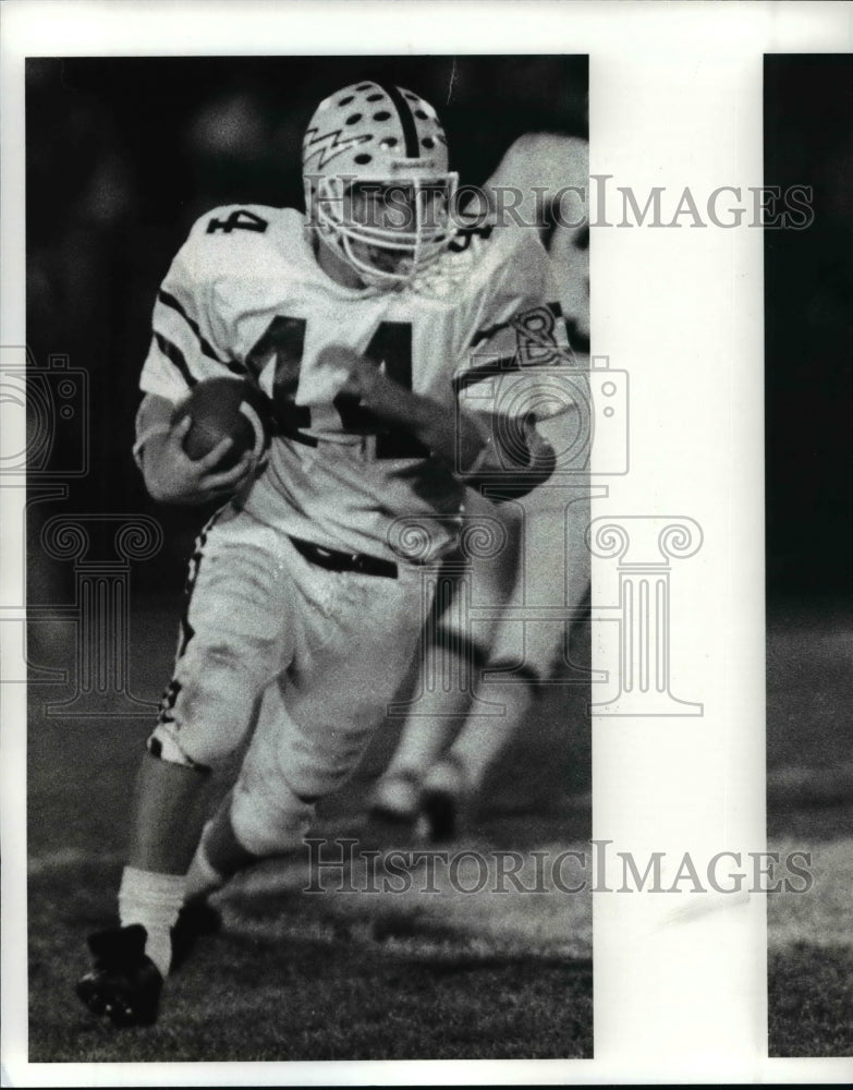 1985 Press Photo John Trivisonne of Brush, comes around for 4 yds in the 4th - Historic Images