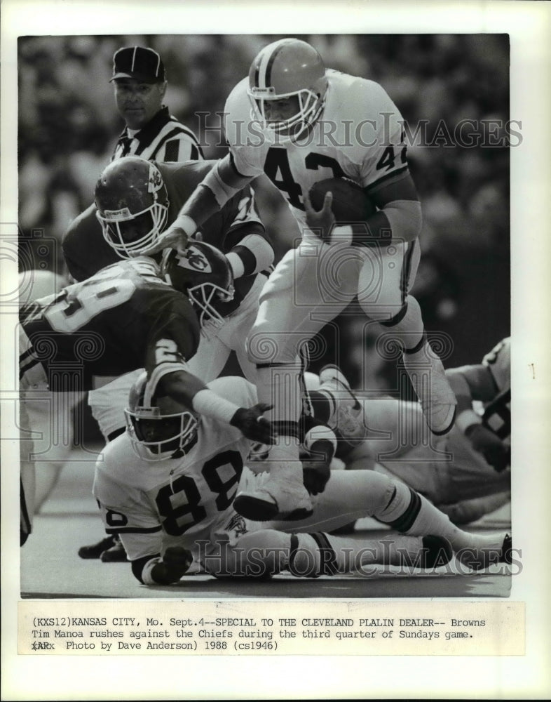 1988 Press Photo Kansas City Mo-Browns TimManoa rushes against the Chiefs. - Historic Images