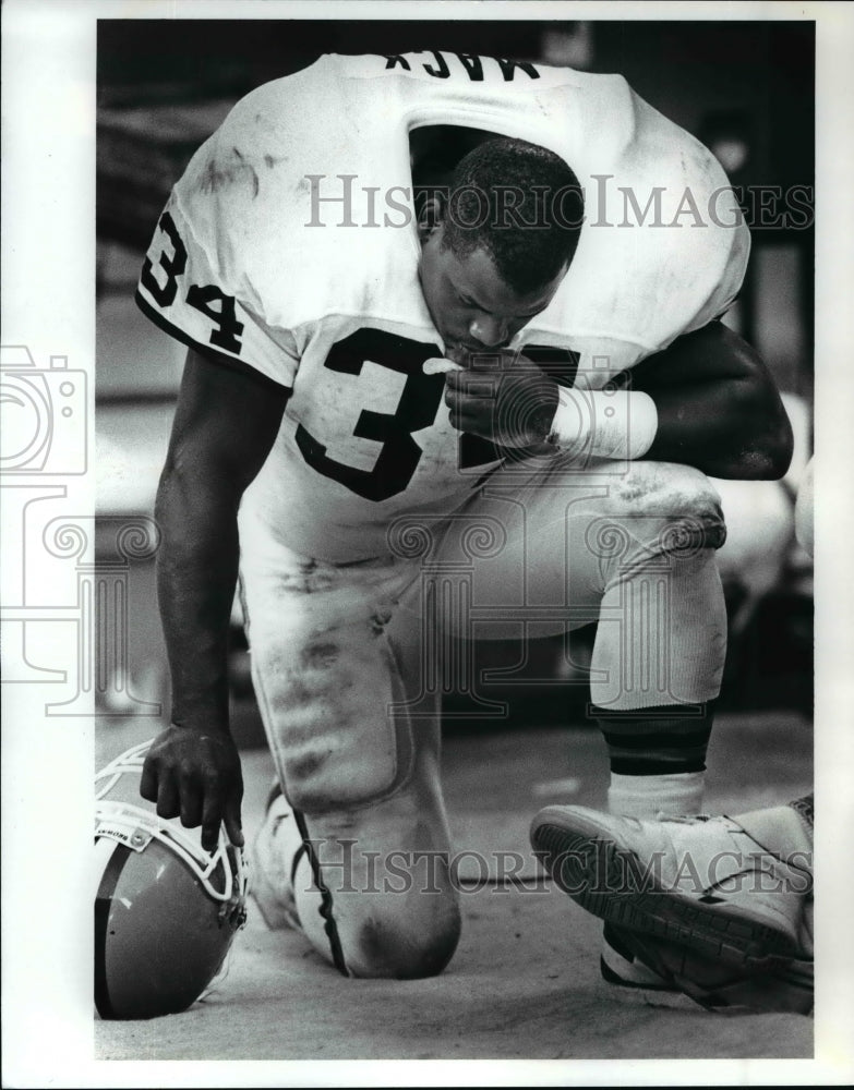 1988 Press Photo Kevin Mack looking glum on the sidelines as game comes to end. - Historic Images