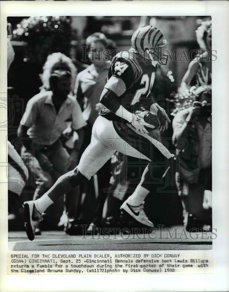 1988 Press Photo Bengals defensive back Lewis Billups returns a fumble- Historic Images