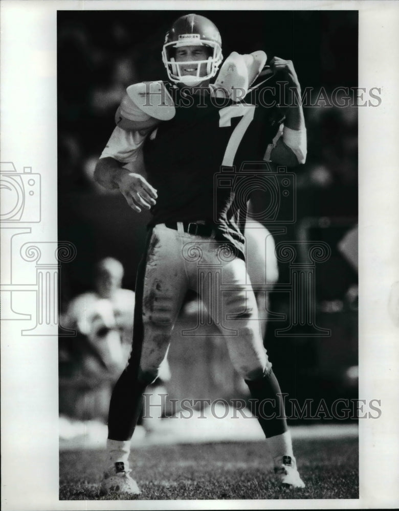 1989 Press Photo Jets quarterback Ken O'Brien pulls himself together- Historic Images