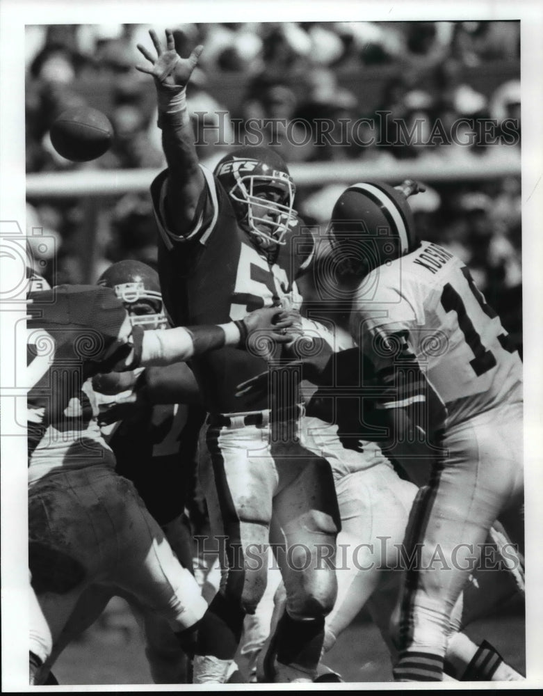 1989 Press Photo Bernir Kosar pass is deflected by linebacker Kyle Clifton - Historic Images