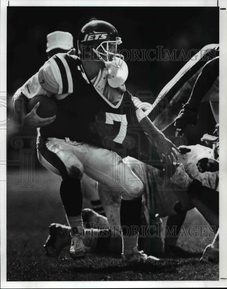 1989 Press Photo Ken O&#39;Brien is in the grasp of defensive end Andrew Stewart- Historic Images