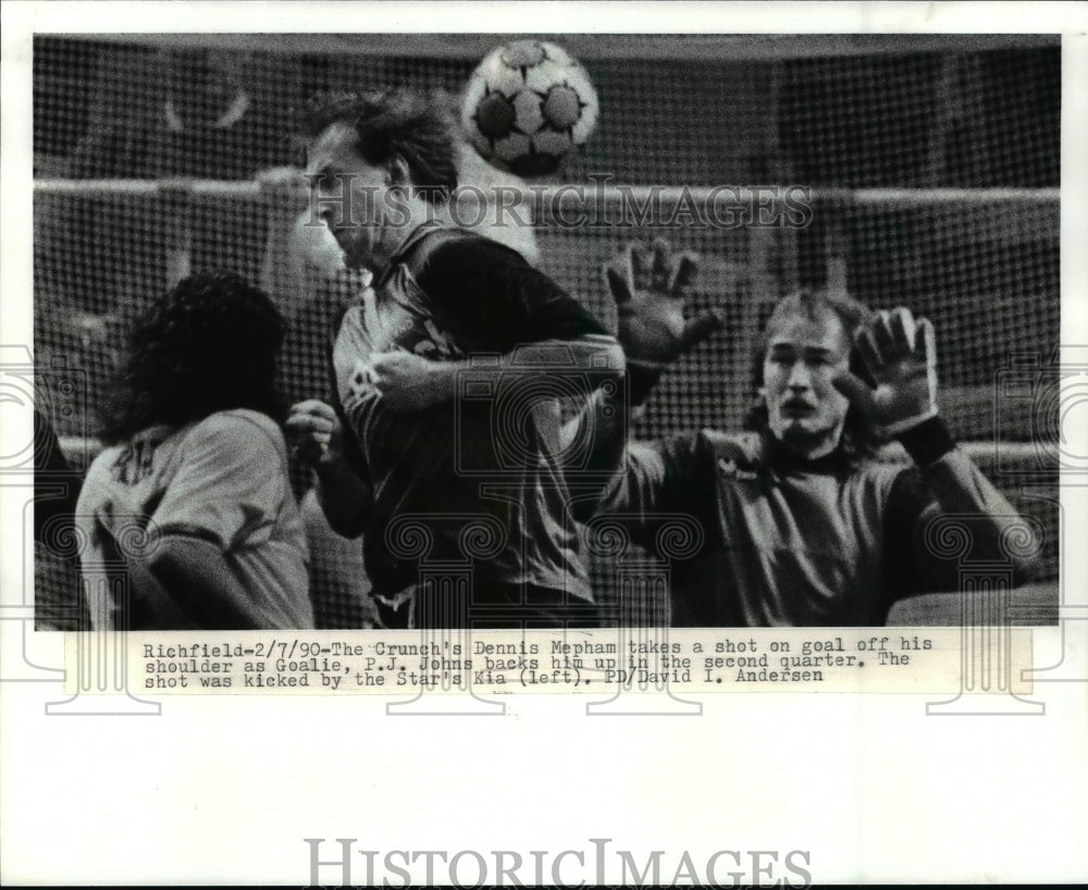 1990 Press Photo Crunch's Dennis Mepham takes a shot on a goal off his shoulder - Historic Images