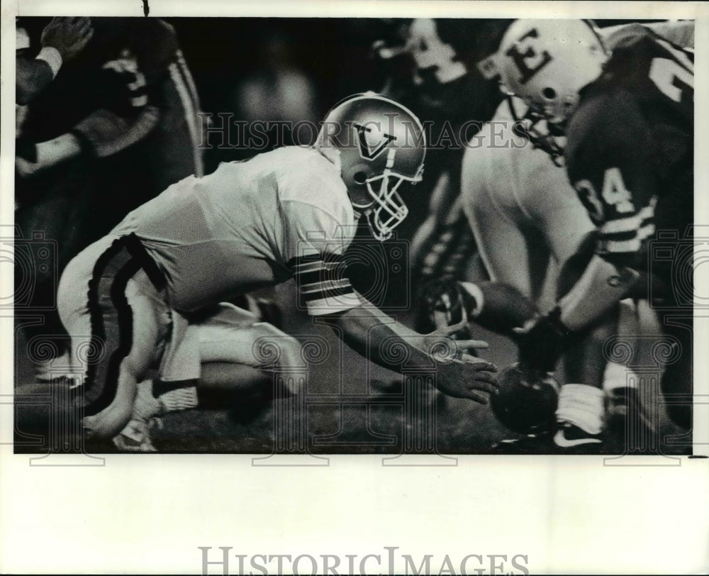 1990 Press Photo Vermilion&#39;s Mike O&#39;Leary falls as Jonathan Pope moves in - Historic Images