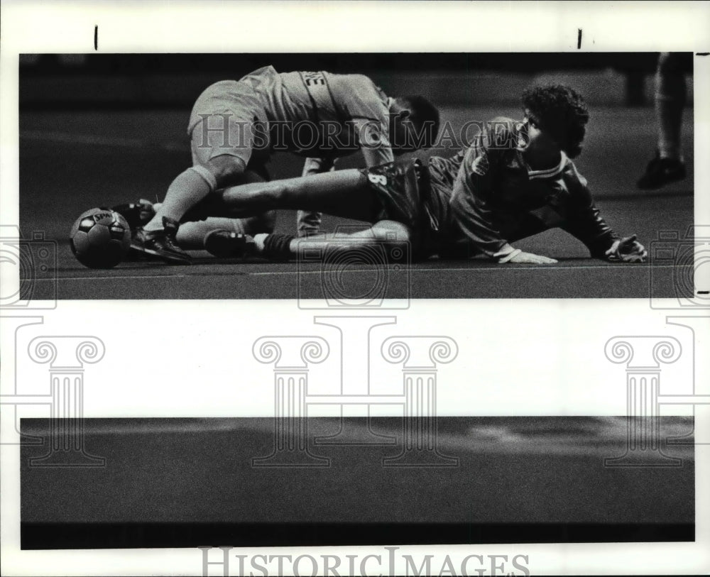 1988 Press Photo Carl Valentine vs Perry Van Der Beck-soccer action scene - Historic Images