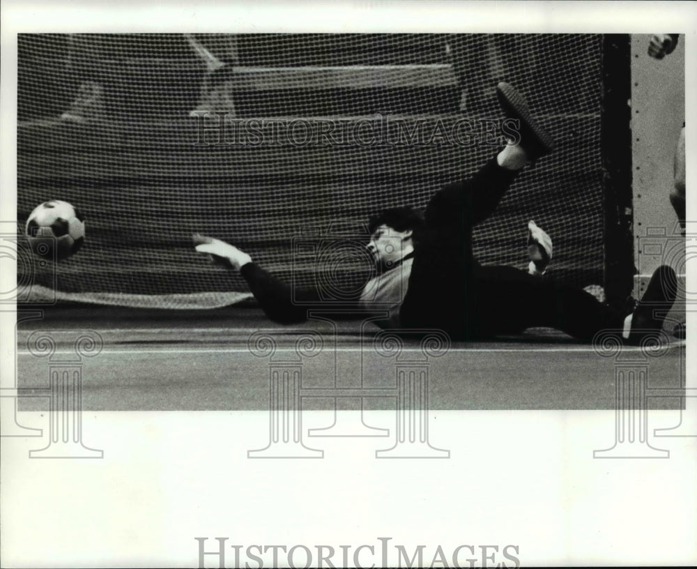 1983 Press Photo Victor Nogeuira of Chicago fails to stop goal by Vic Davidson. - Historic Images