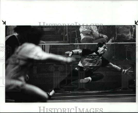 1987 Press Photo Lazer Goalie David Brcic tries for block on a shot that missed - Historic Images