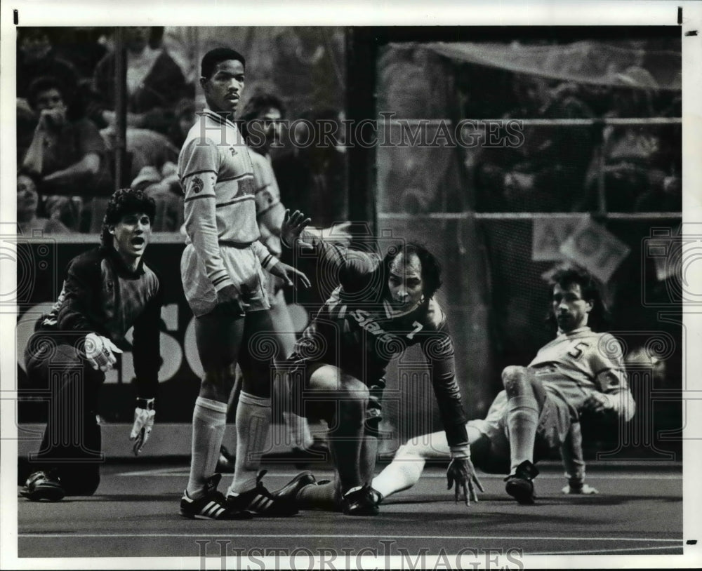 1987 Press Photo Steve Zungui appears to have scored in the 2nd period.- Historic Images
