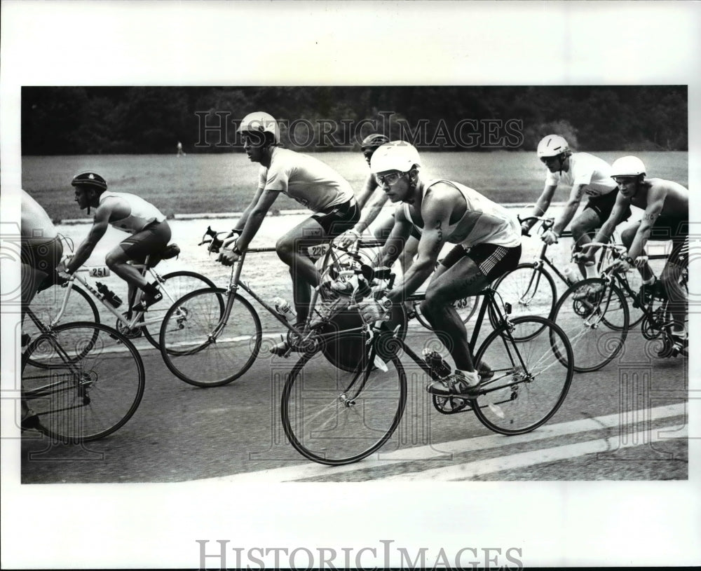1987 Press Photo: Bicyclists ride in groups through Rocky River Metro Park - Historic Images