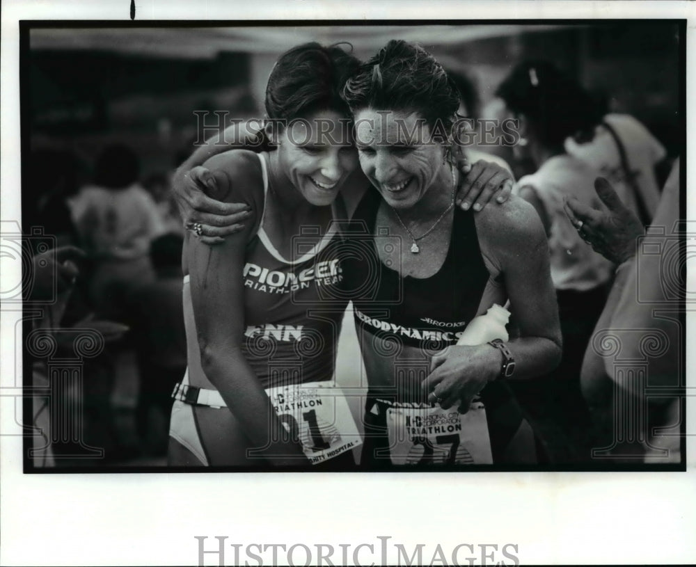 1989 Press Photo Paula Newby-Fraser and Lisa Laiti, triathlon - cvb54196 - Historic Images