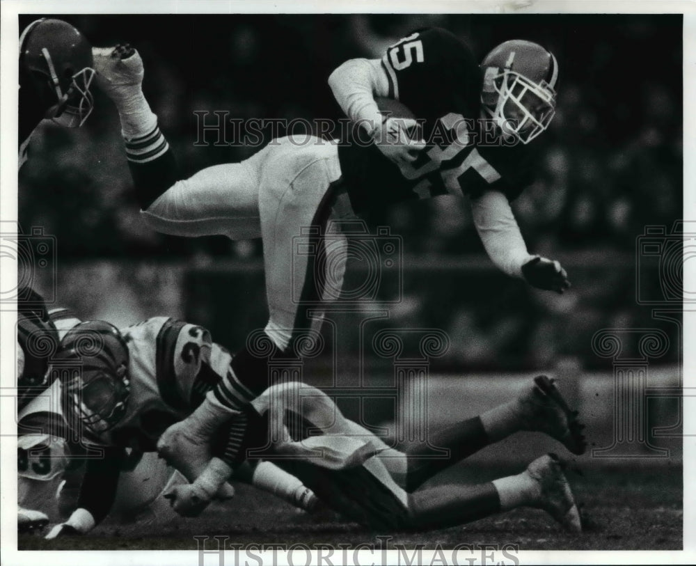 1989 Press Photo Barry Reddin is tripped by cornerback Eric Thomas - cvb54234- Historic Images