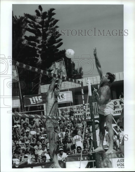 Press Photo Miller Lite sponsors Association of Volleyball Professional Tour - Historic Images