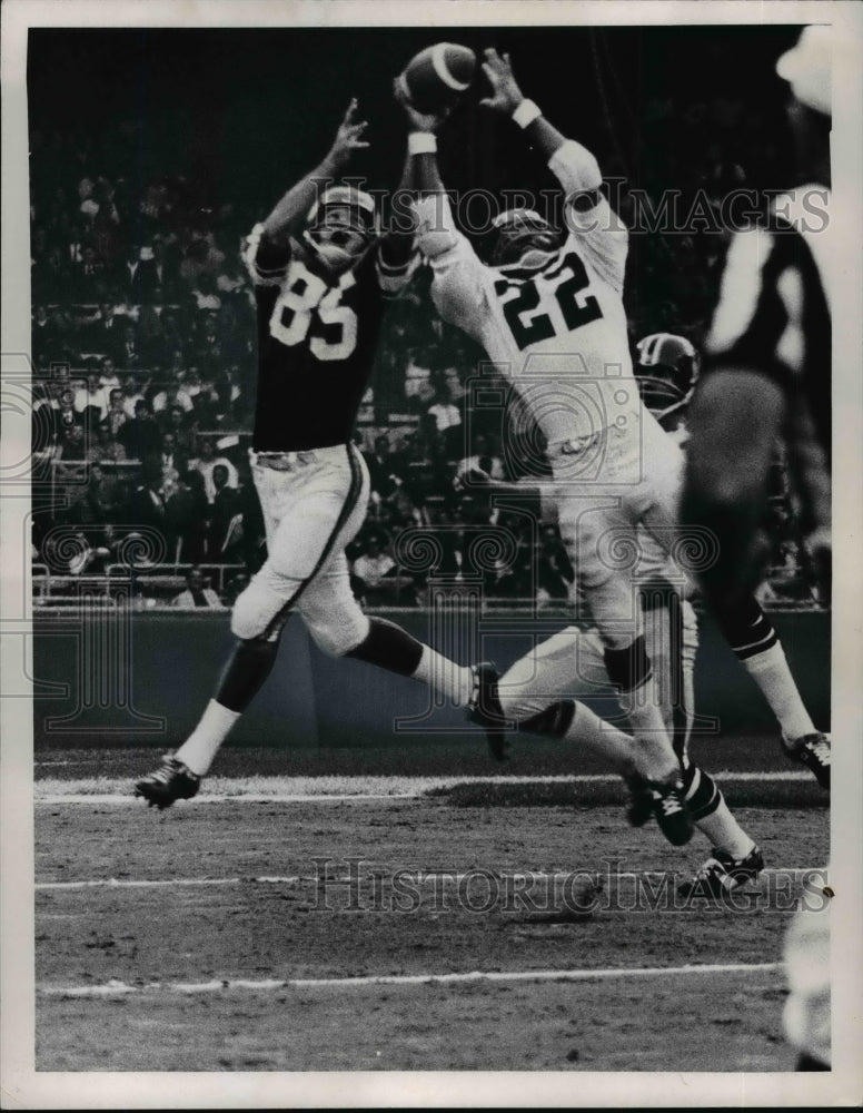 1967 Press Photo Let go Its mine-Minnesota Viking Billy Martin (85) catches pass - Historic Images