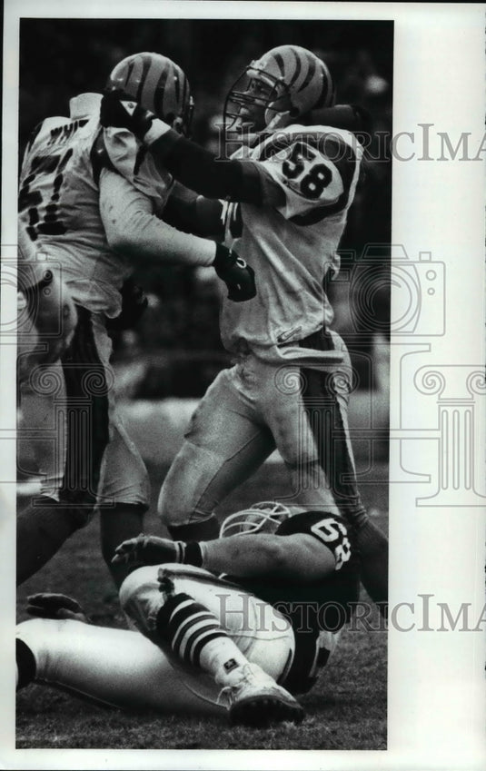 1989 Press Photo Linebacker Joe Kelly (58) shouts for joy as he pulls Leon White - Historic Images