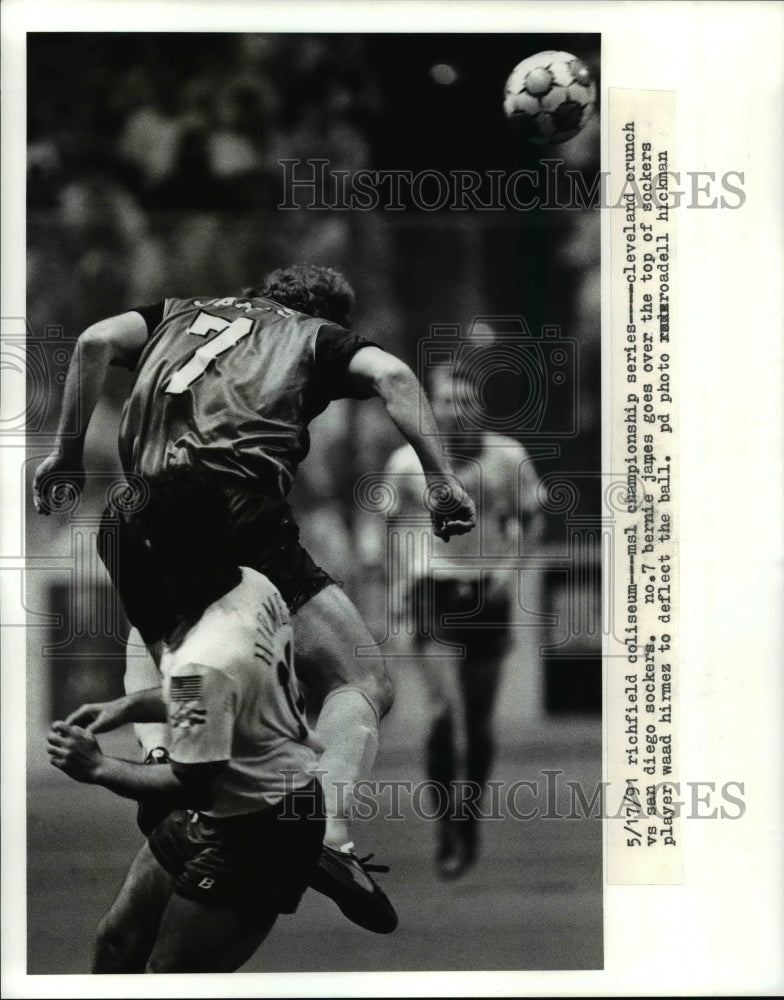 1991 Press Photo#7 Bernie James goes over the top of sockers players Waad Himrez - Historic Images