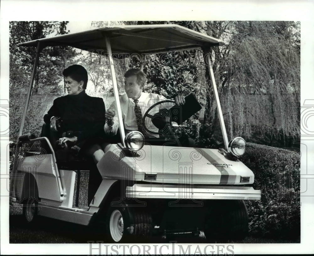 1987 Press Photo Bart and Iris Wolstein at the golf cart - cvb54573 - Historic Images