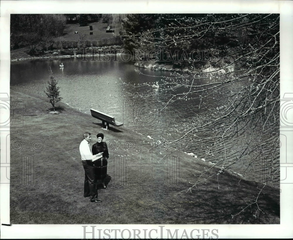 1987 Press Photo Bart &amp; Iris Wolstein Walk Around the Grounds of their Home - Historic Images