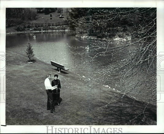 1987 Press Photo Bart & Iris Wolstein Walk Around the Grounds of their Home - Historic Images