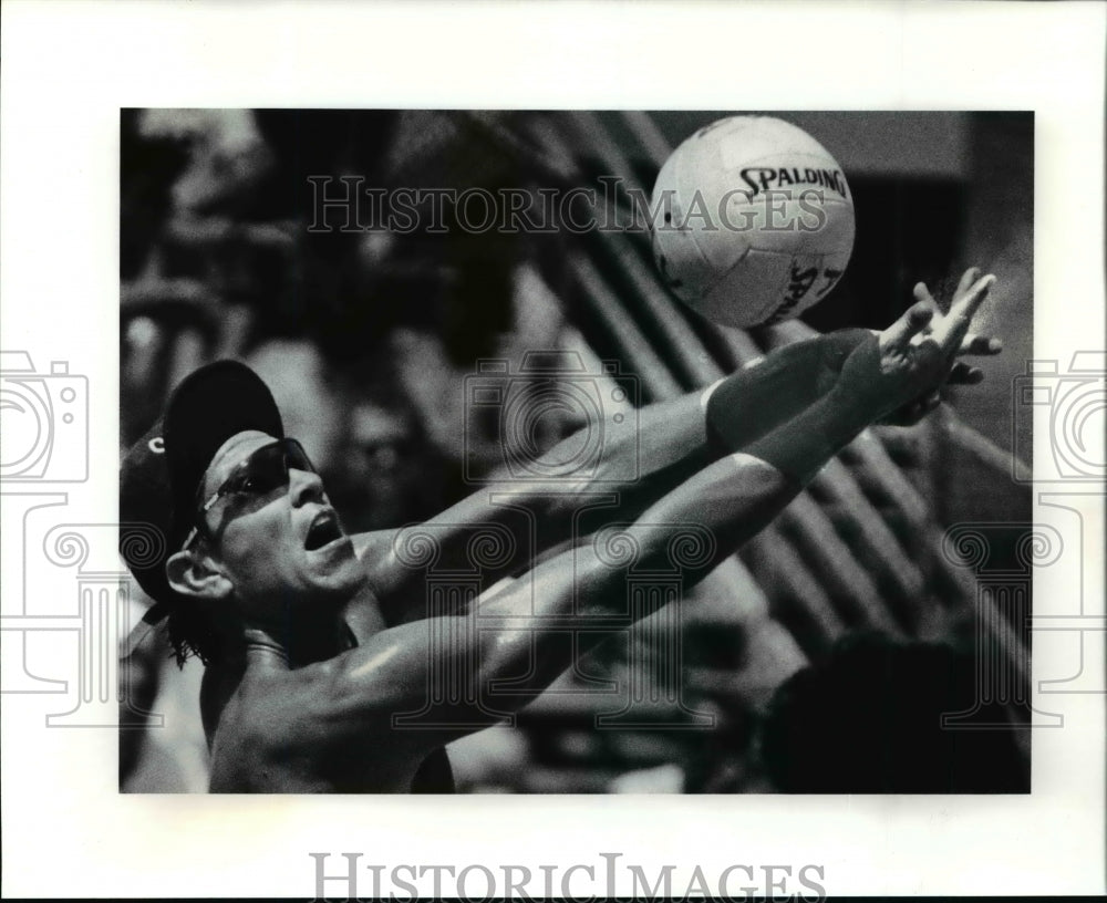 1991 Press Photo Brent Frohoff hits driving during Volleyball match in Cleveland - Historic Images