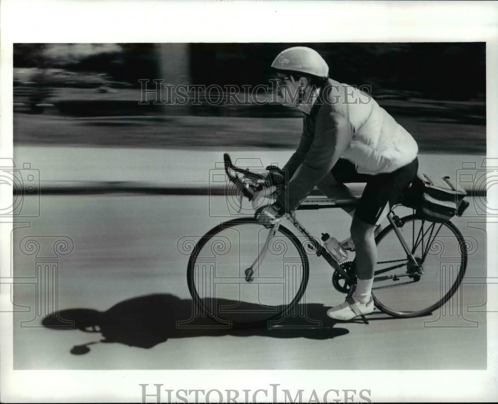 1991 Press Photo Mike Hess prepares for a long ride to California for charity- Historic Images