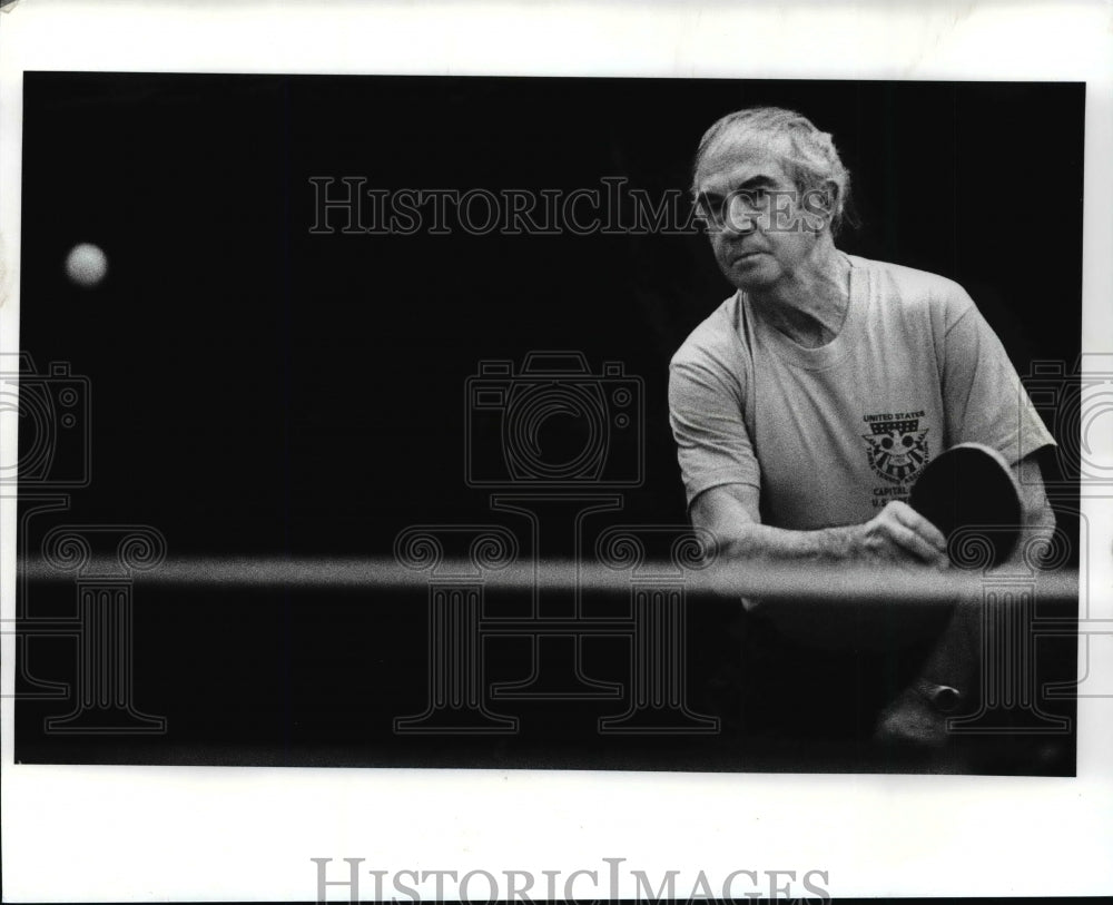 1989 Press Photo Louis Radzeli hits one at the Cleveland Table Tennis Club - Historic Images